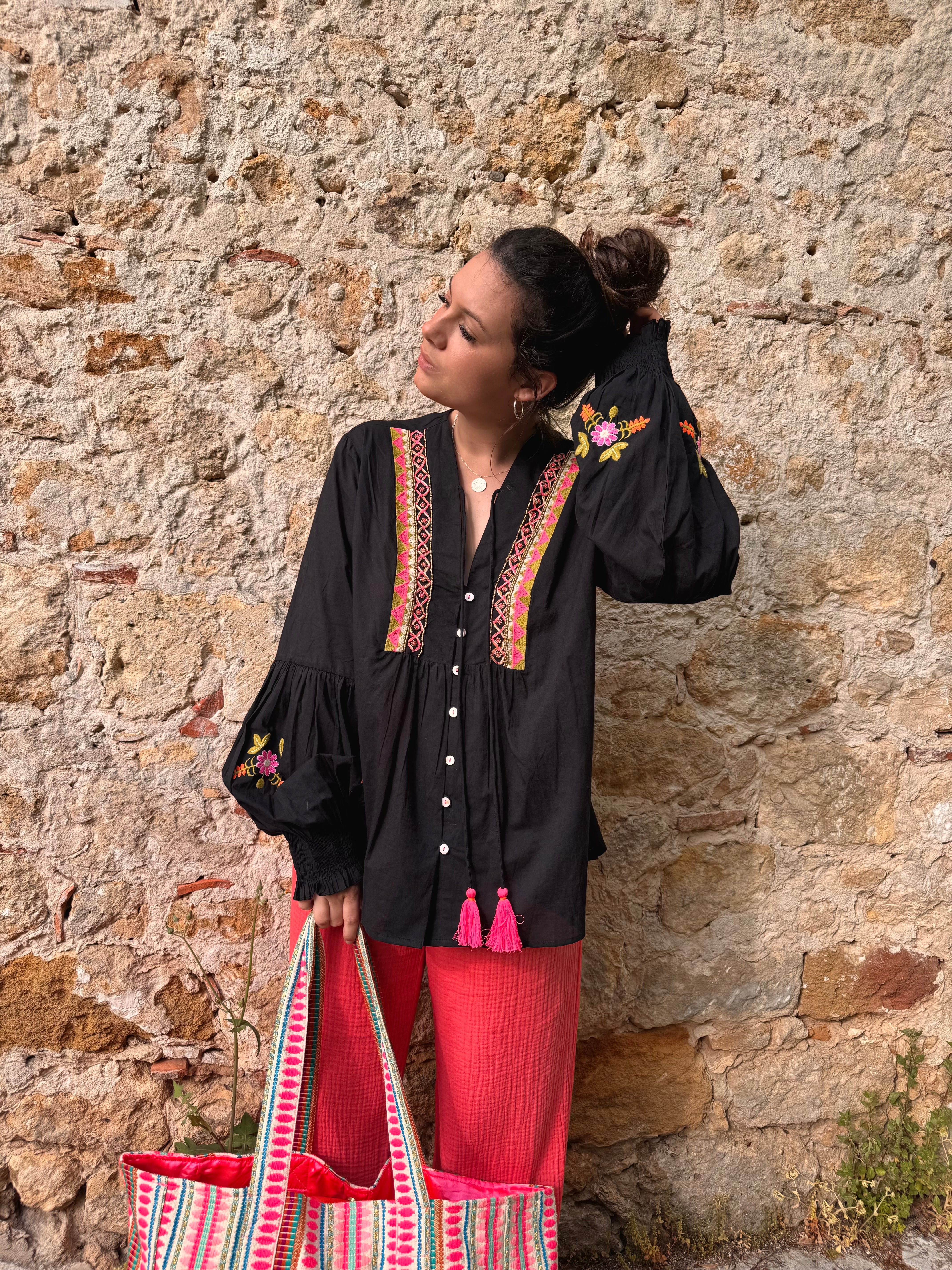 BLOUSE BOHÈME NOIR POMPONS