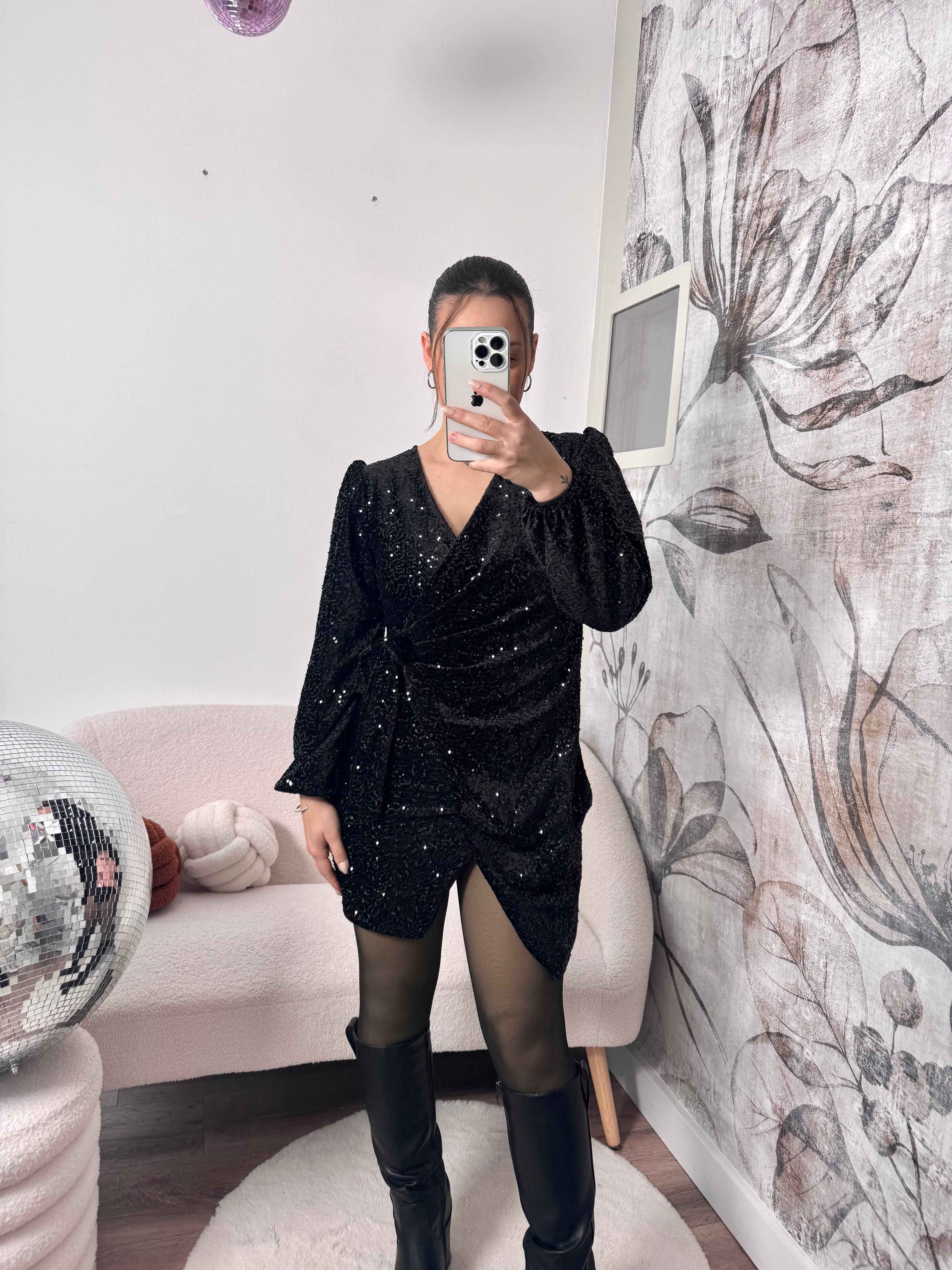 ROBE NOIRE À SEQUINS