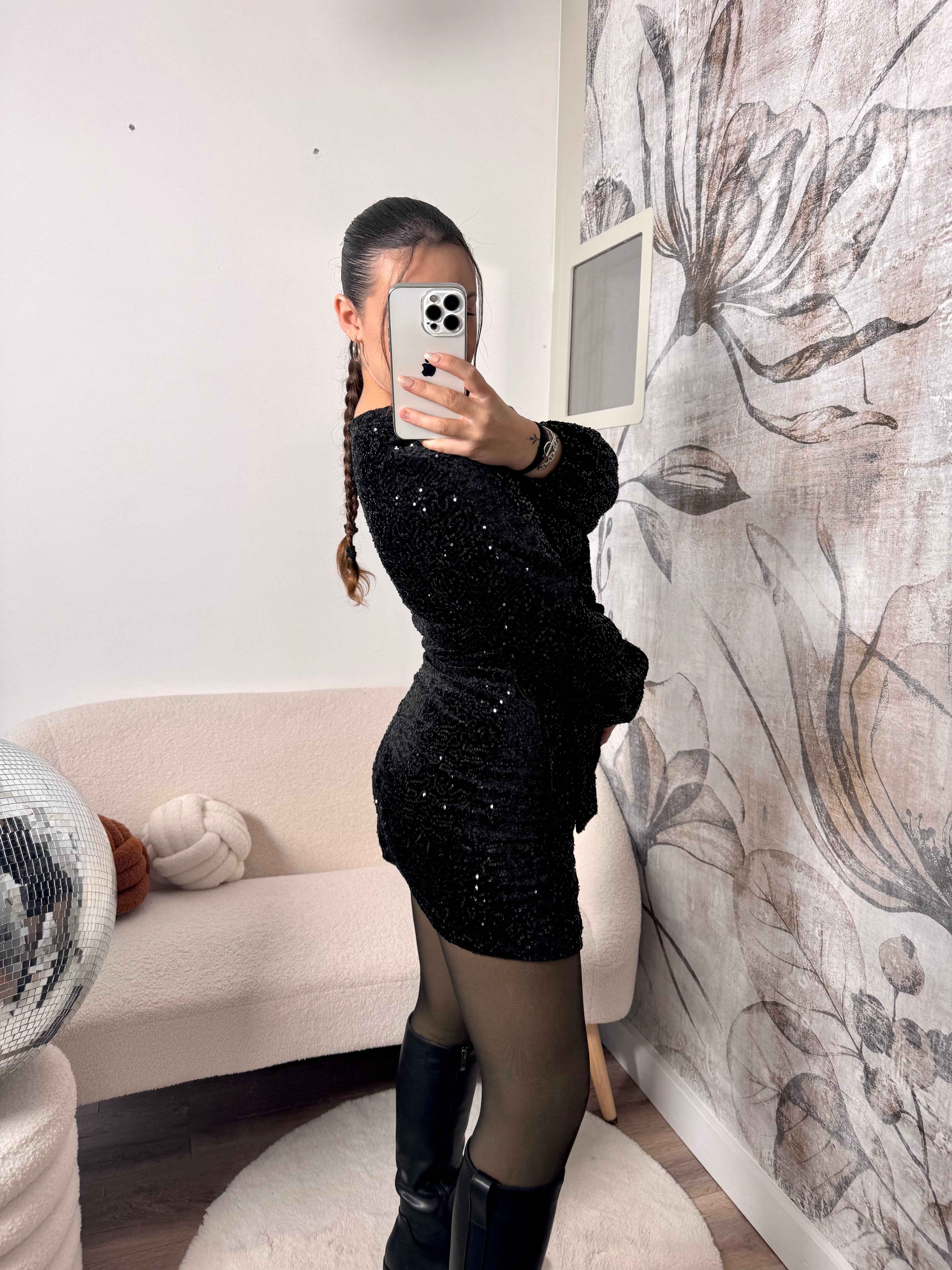 ROBE NOIRE À SEQUINS