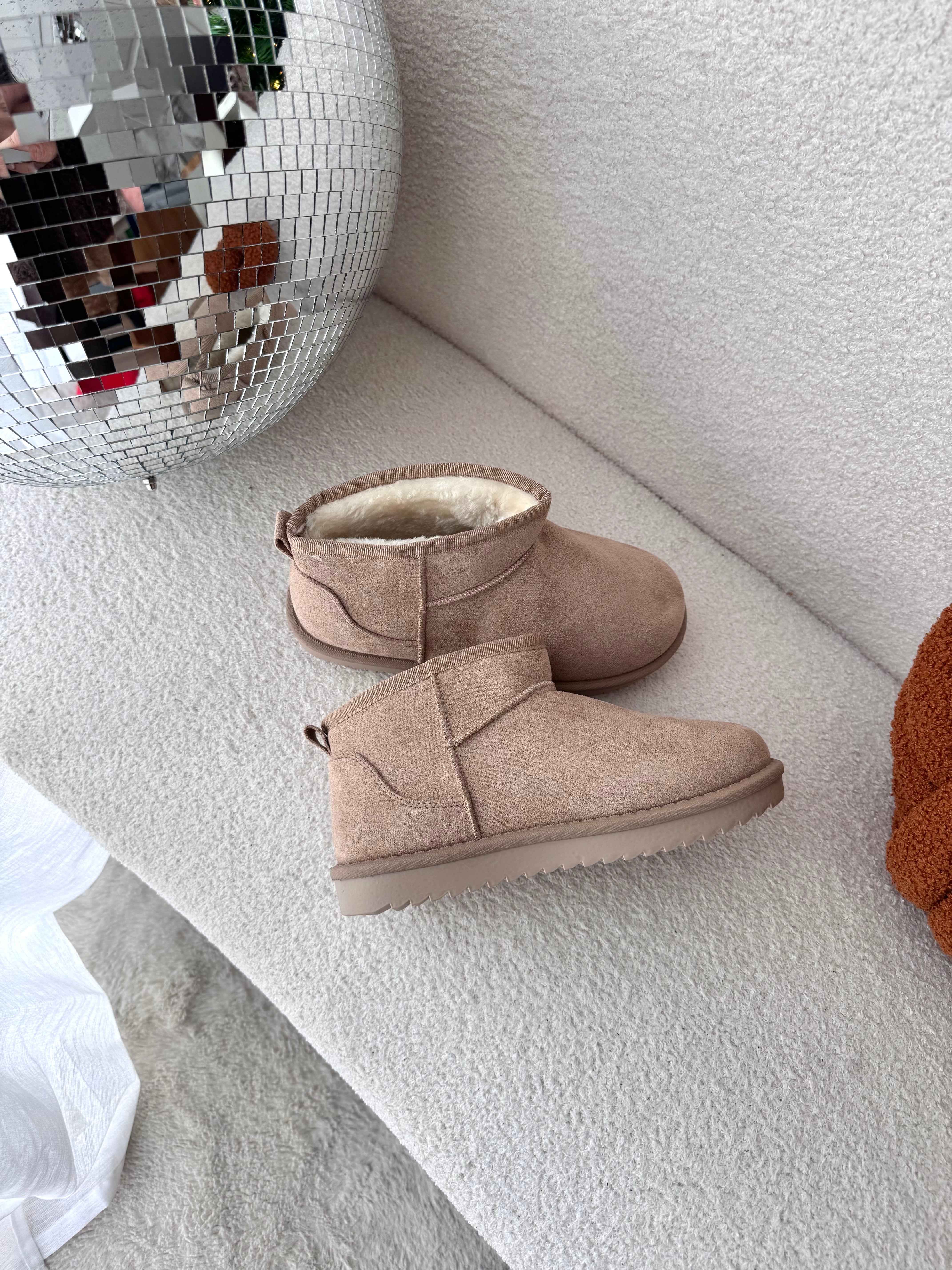 BOOTS TAUPE FOURRÉES