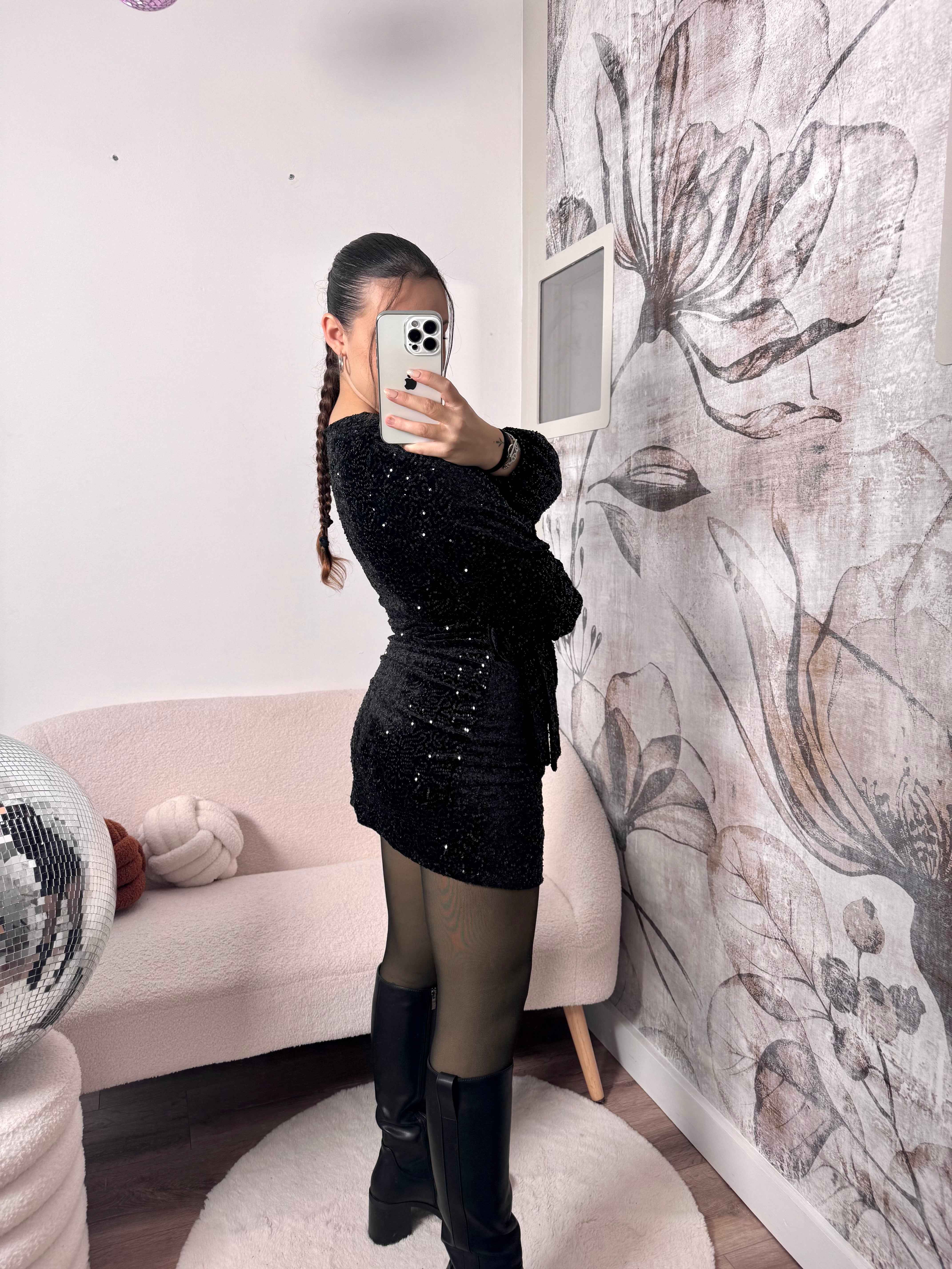 ROBE NOIRE À SEQUINS