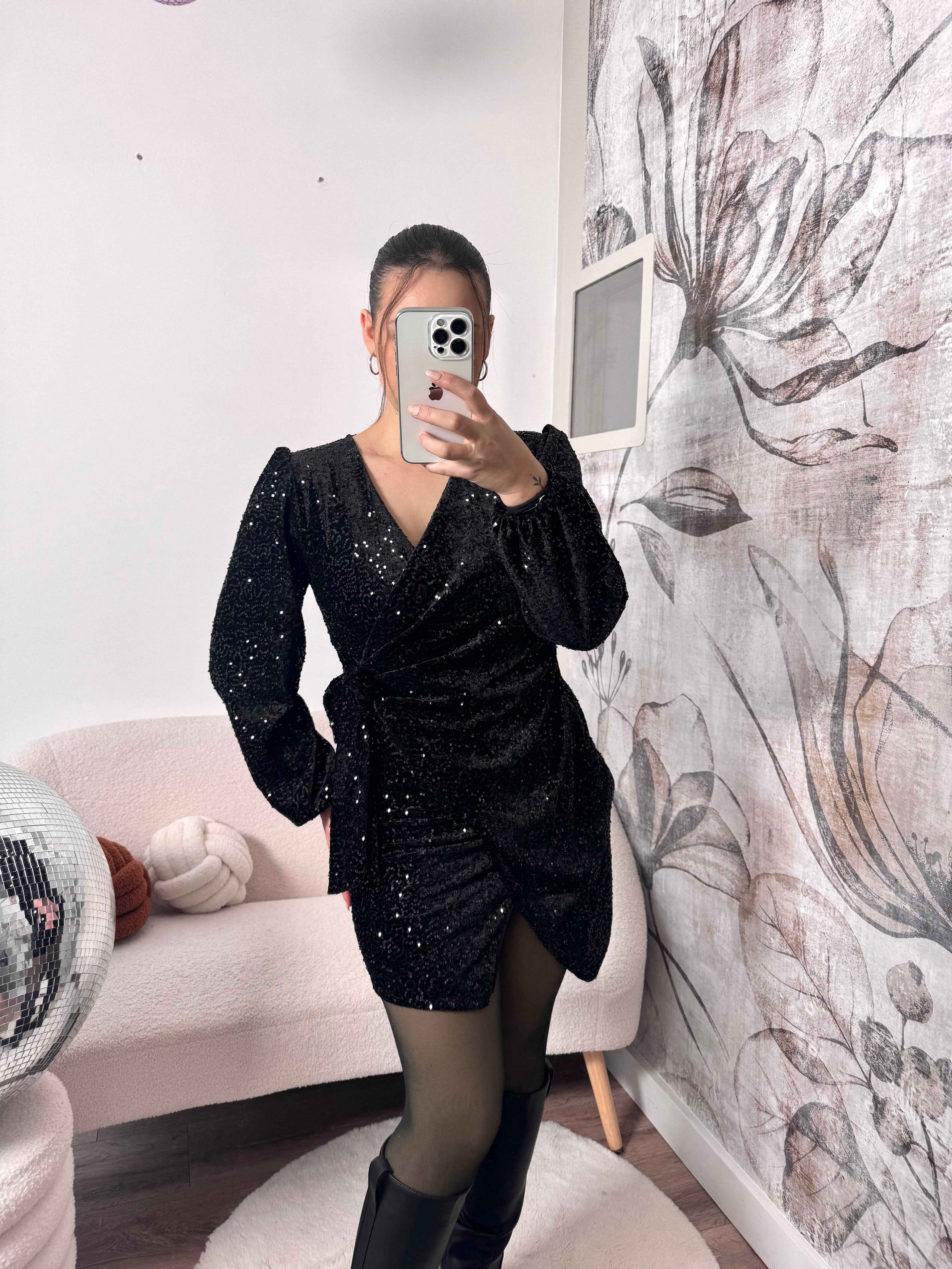 ROBE NOIRE À SEQUINS