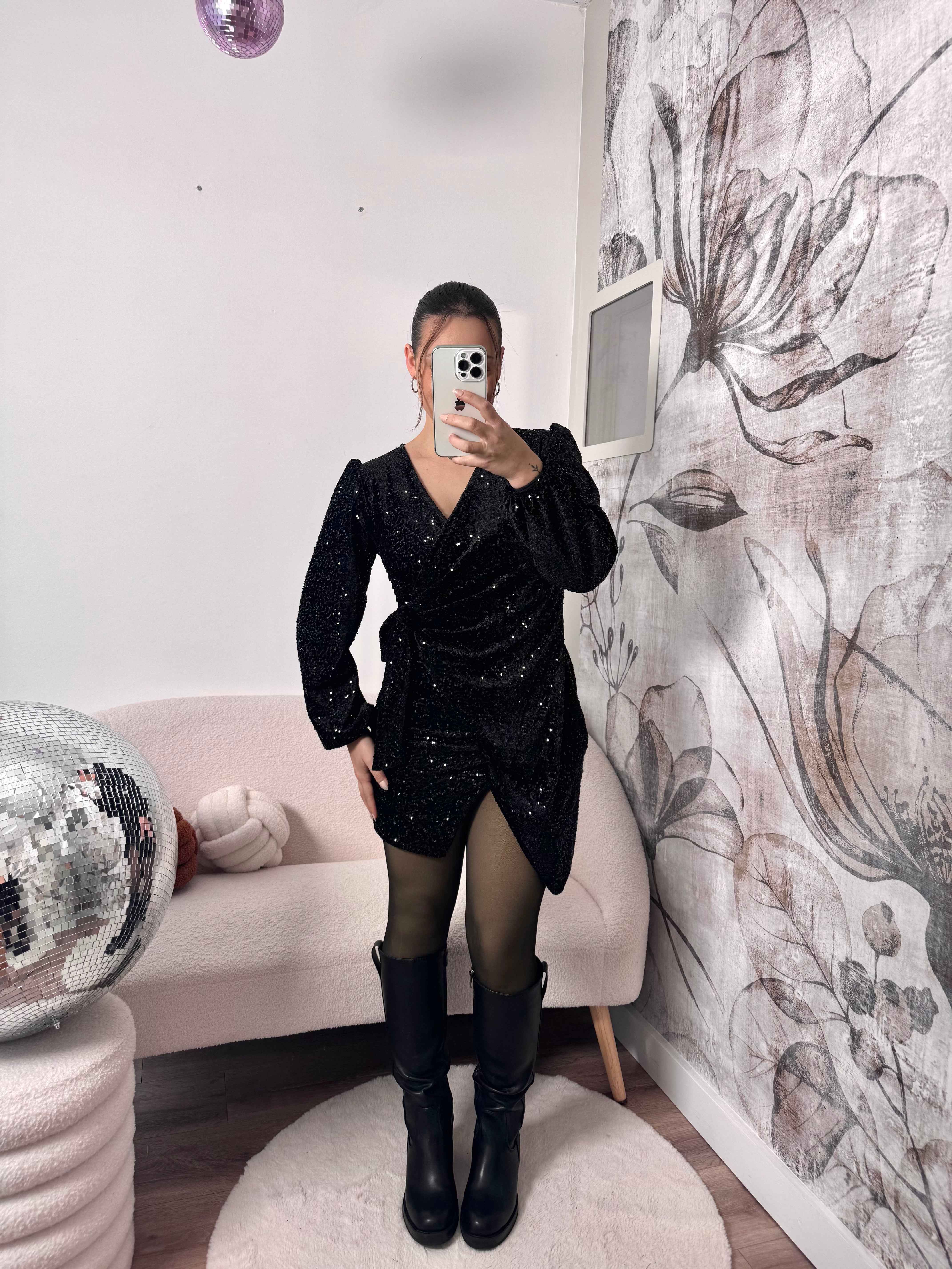 ROBE NOIRE À SEQUINS