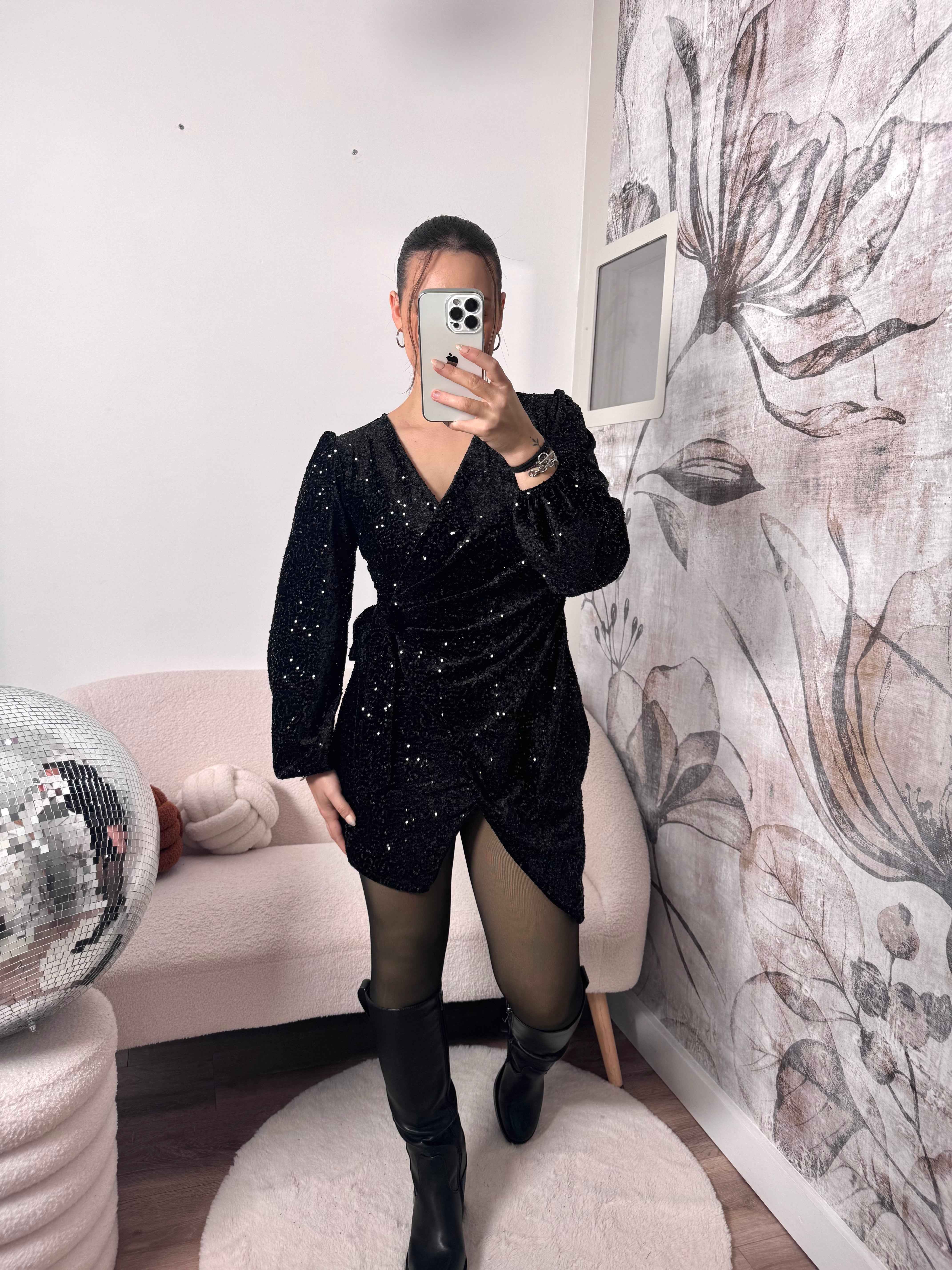ROBE NOIRE À SEQUINS