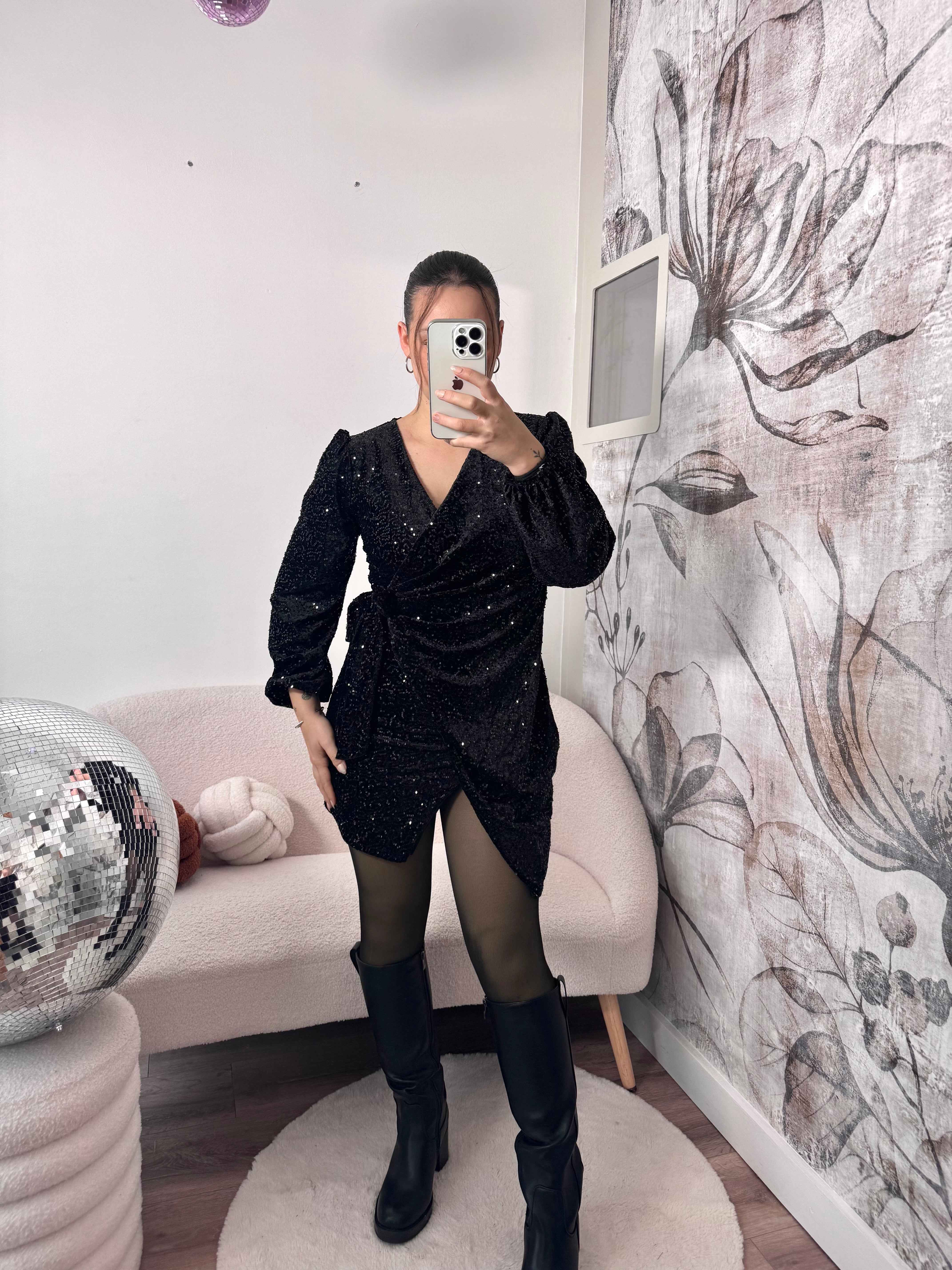 ROBE NOIRE À SEQUINS