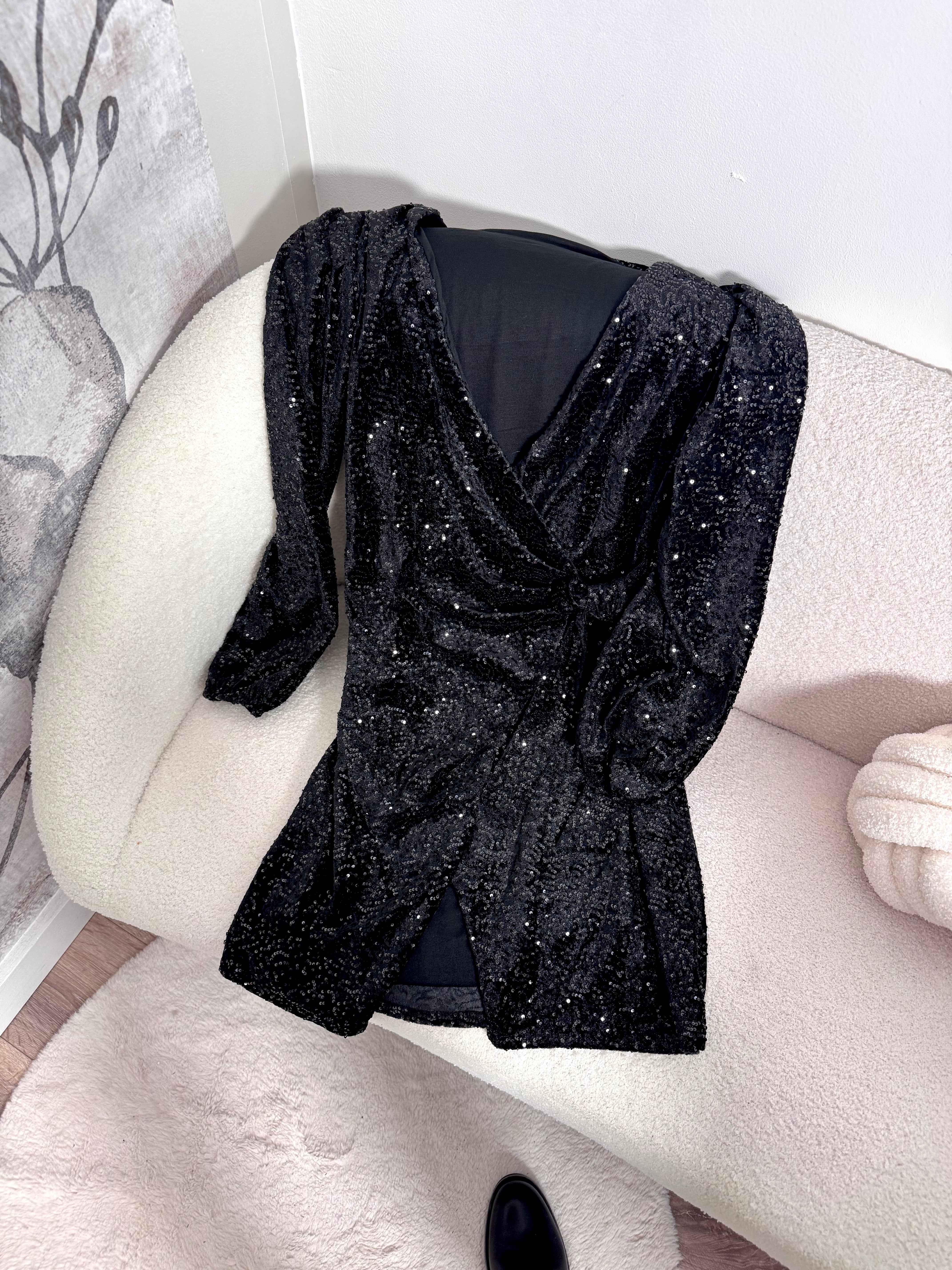 ROBE NOIRE À SEQUINS