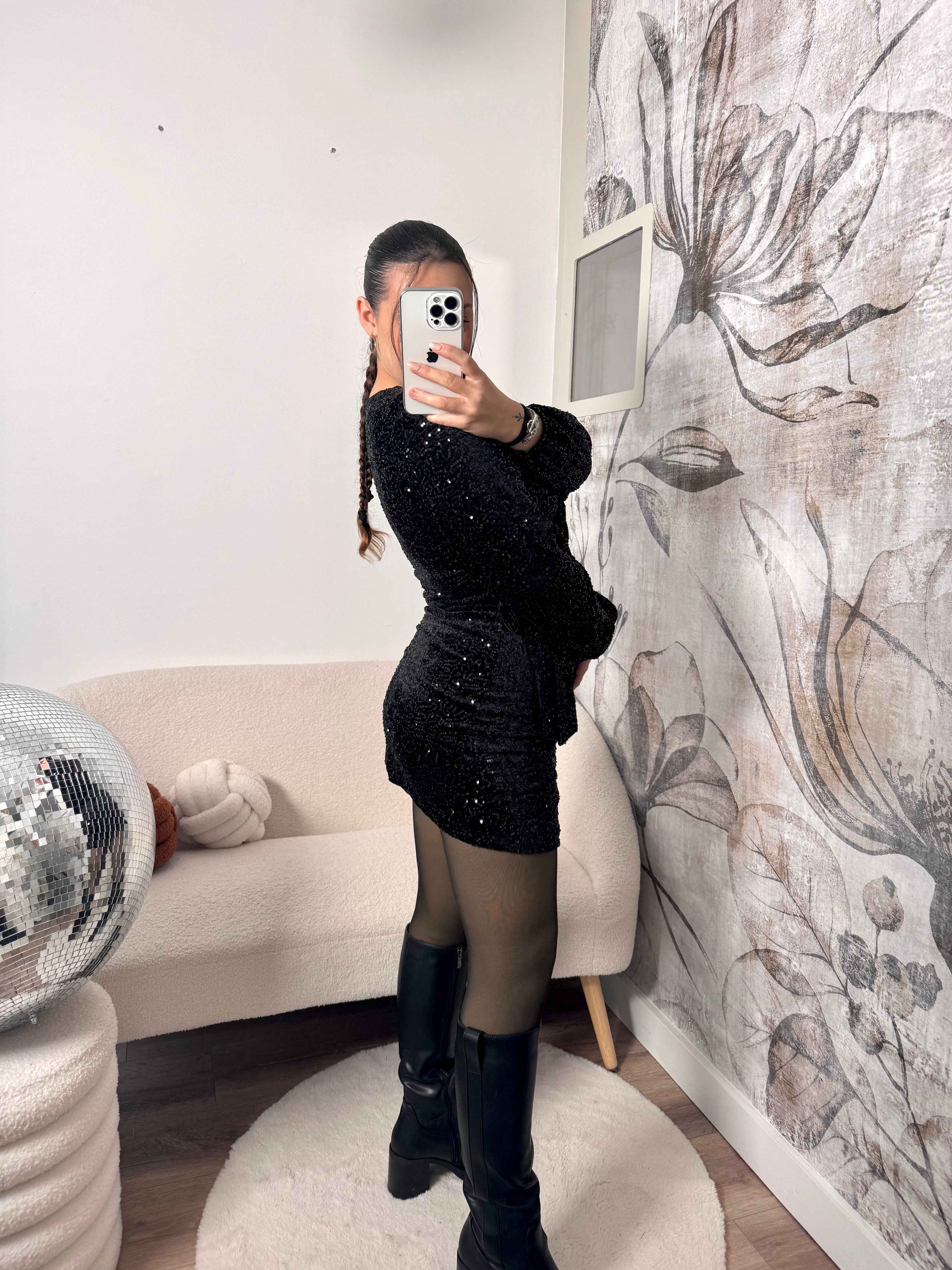 ROBE NOIRE À SEQUINS