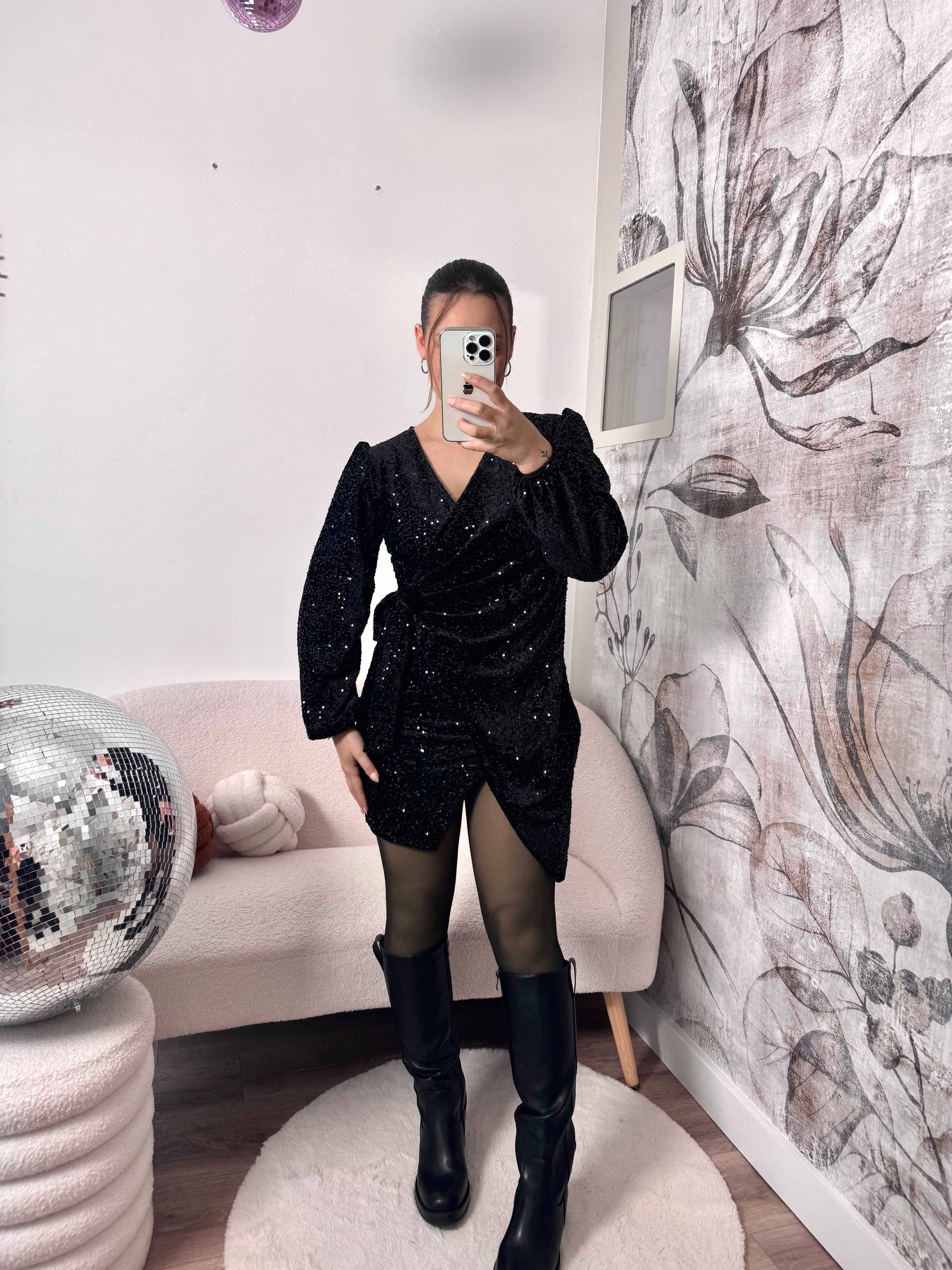ROBE NOIRE À SEQUINS