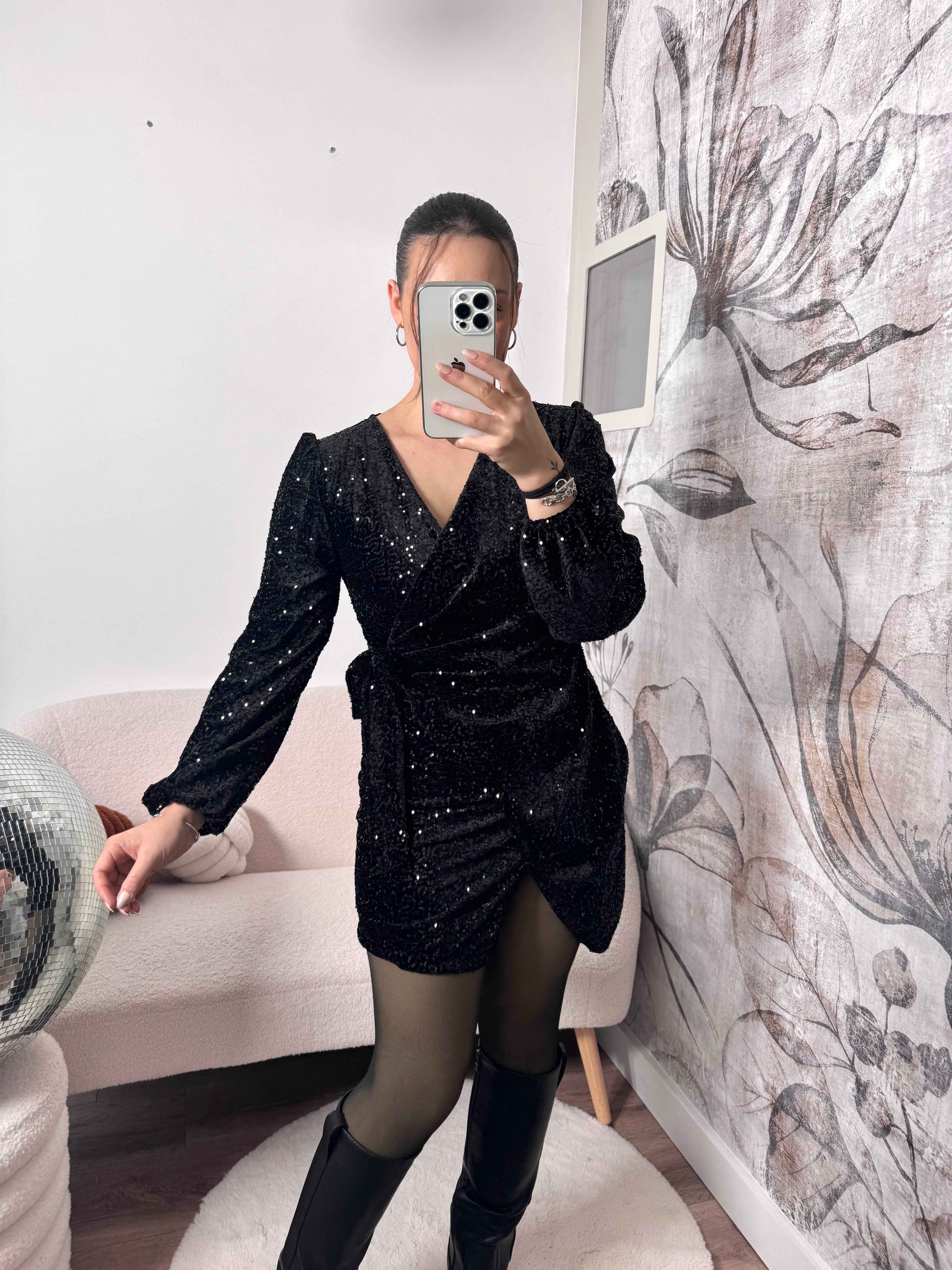 ROBE NOIRE À SEQUINS