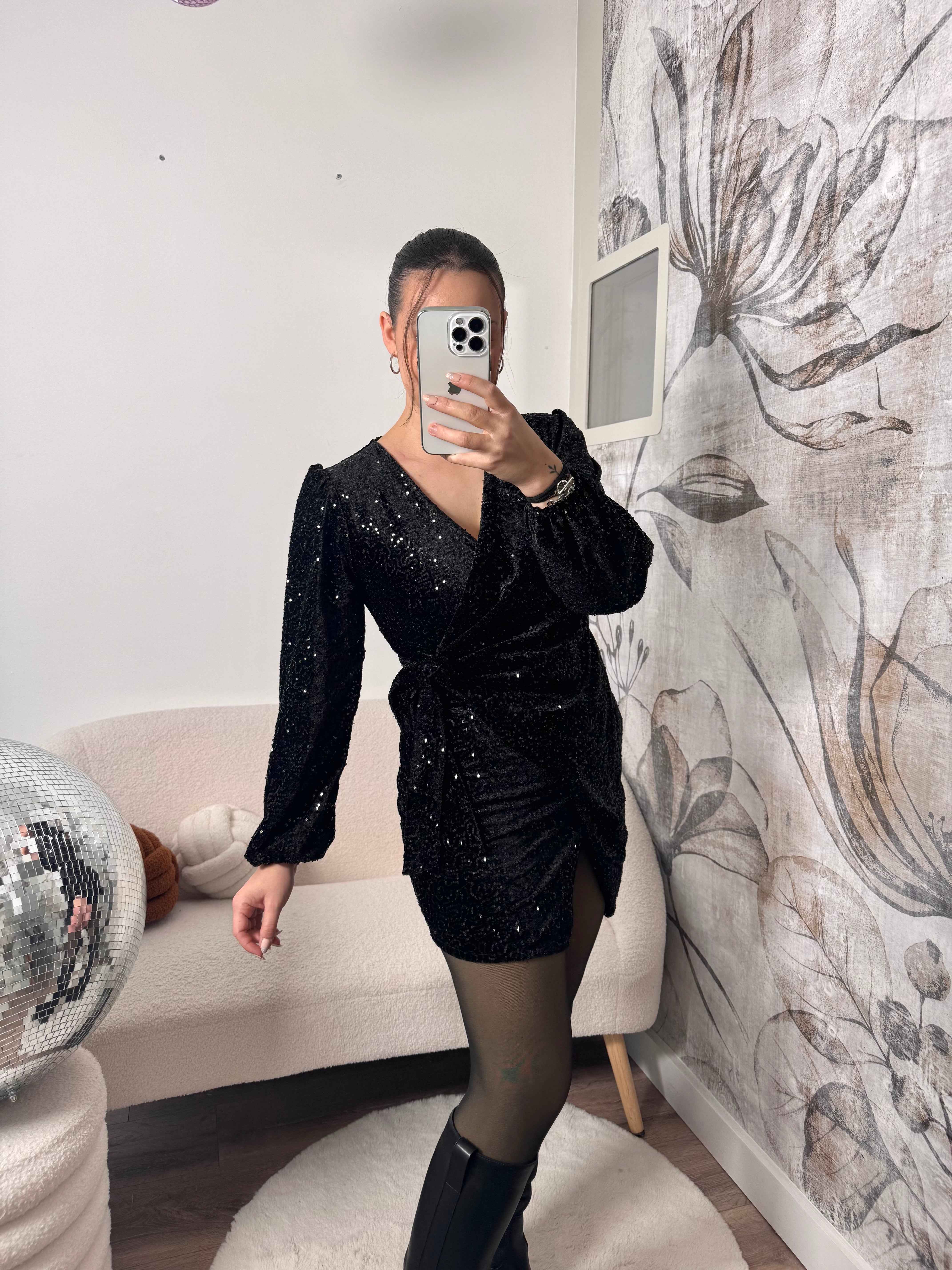ROBE NOIRE À SEQUINS